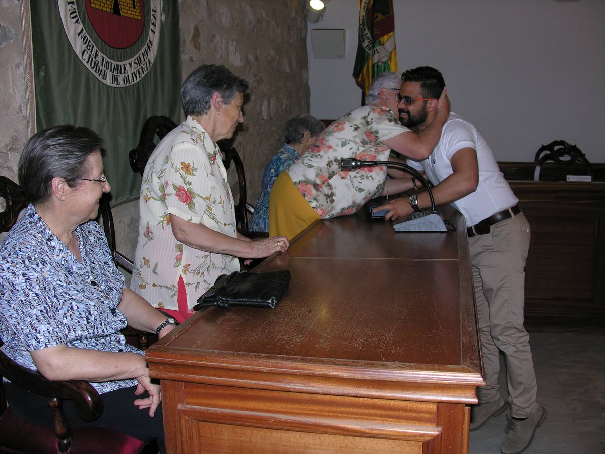 El alcalde de Olivenza, Manuel J. González Andrade, entrega las placas a las cuatro hermanas. 
