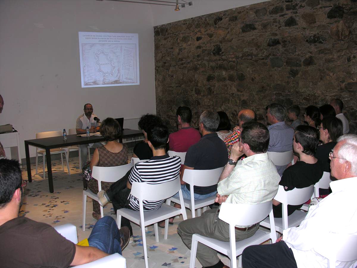 Desarrollo de la ponencia en una de las salas interiores del Convento San Juan de Dios. 