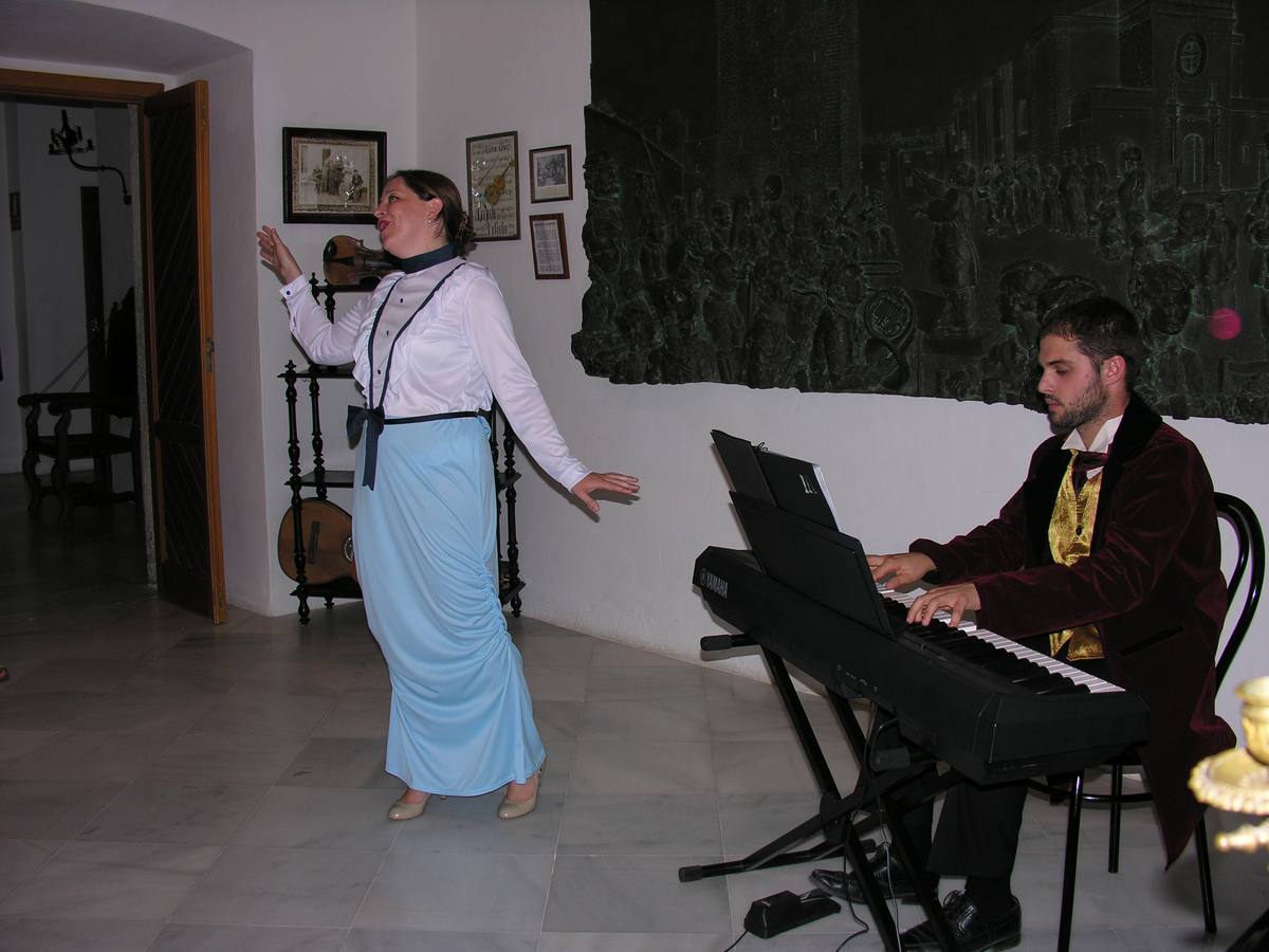 Garvín y Díaz durante una de las representaciones lírico-dramáticas que ayer se pudo ver. 