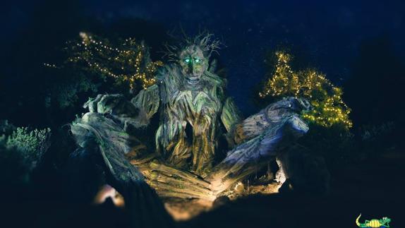 Zoltan espera a los caminantes en la Sierra de Alor. 