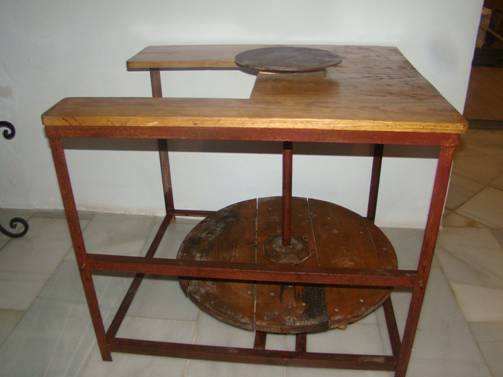 El Museo Etnográfico completa su colección de cerámica con la donación de un torno de alfarero