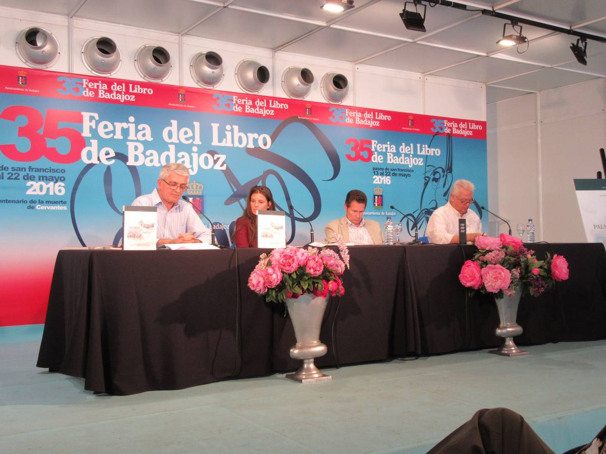 Luis Alfonso Limpo, primero por la izquierda, en la pasada Feria del Libro de Badajoz. 