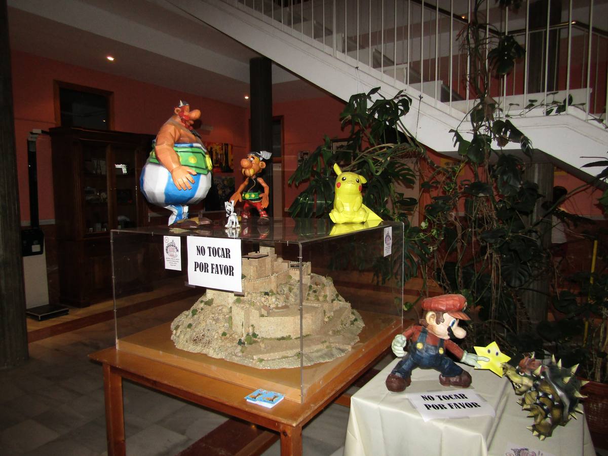 Figuras del Museo Papercraft en la XIV Bienal de Artes Plásticas. 
