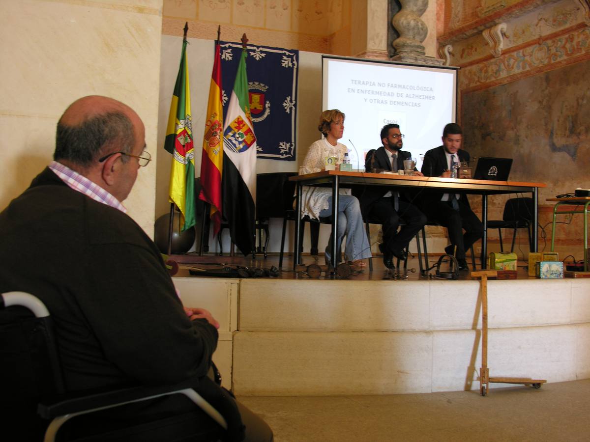 De izquierda a derecha, Serrano, González y Portilo durante el acto inaugural de la jornada. 