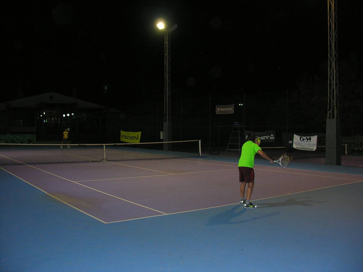 Deportistas de la Comarca copan el podio del Torneo de Tenis Nocturno