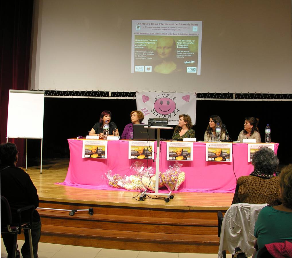 Mesa redonda celebrada el pasado año y corazones solidarios ante ella. 