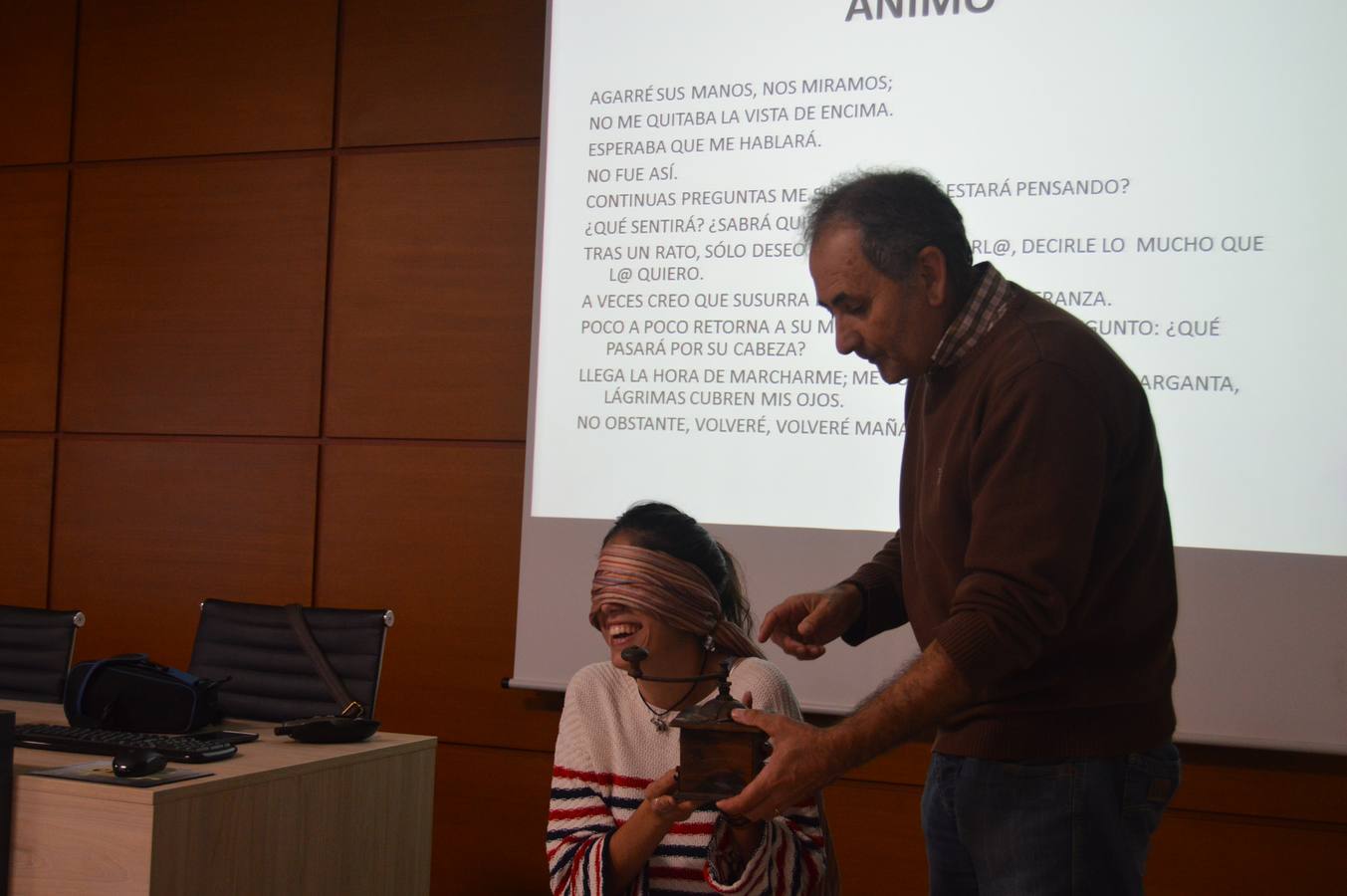 Vallecillo trabaja la estimulación a través del tacto y el olor con una alumna universitaria. 