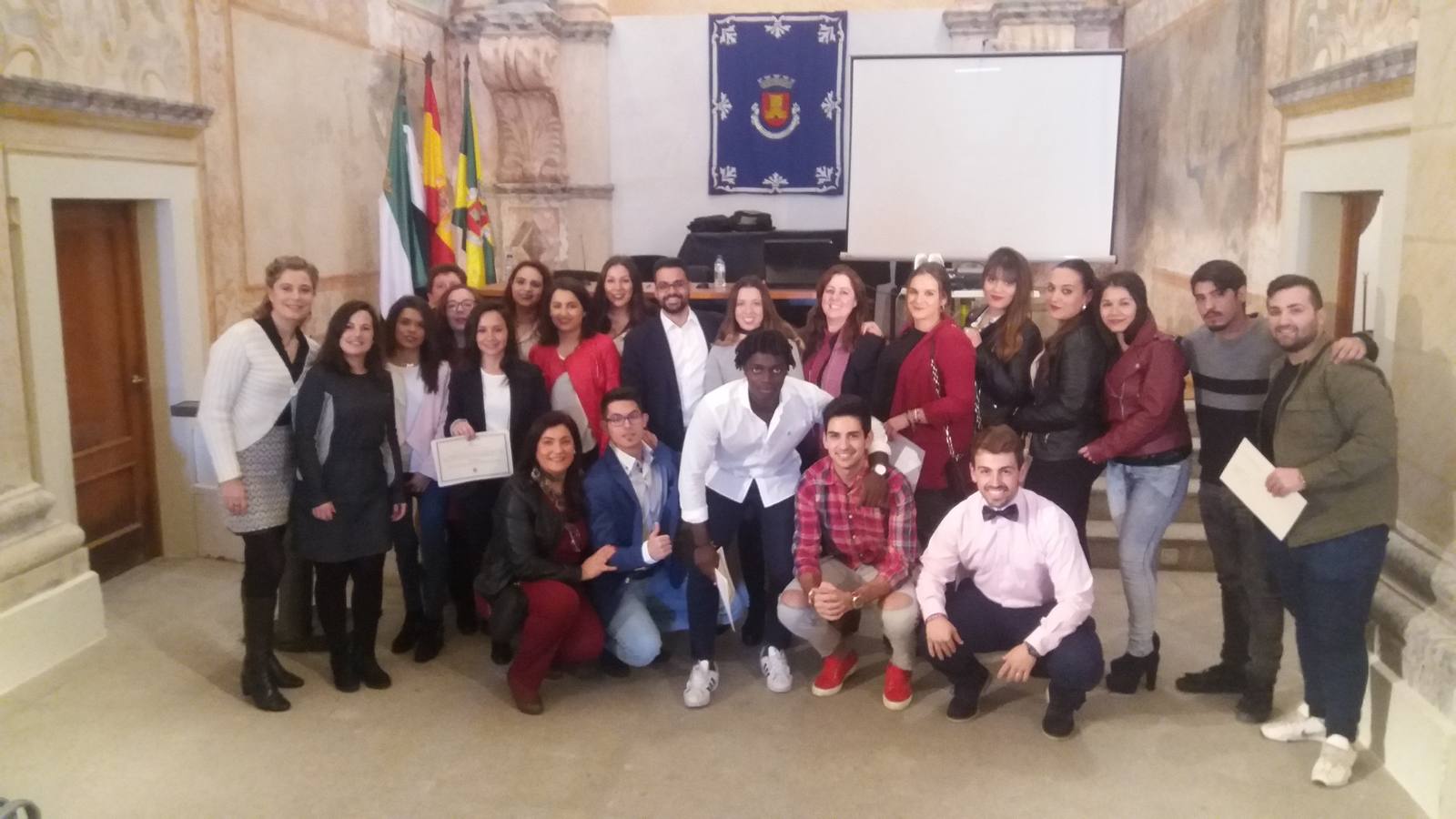 Alumnado y monitores junto al alcalde de Olivenza al término del acto. 