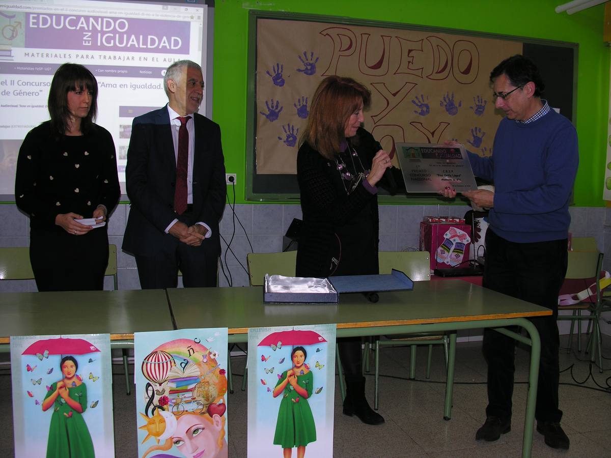 Por la izquierda, Martina, Rodríguez, Torres y Mora durante la entrega del premio. 