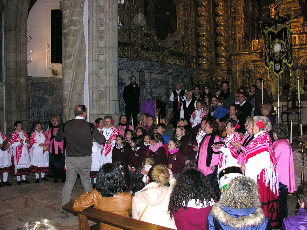 Grupos participantes unidos en el villancico de despedida. 