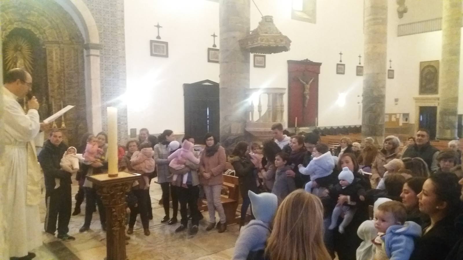 Renovación de los votos bautismales ante el altar de Santa María del Castillo. 