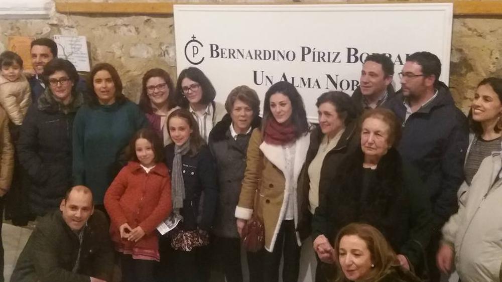 La familia de Bernardino Píriz Borrallo, tras la inauguración de la exposición. 