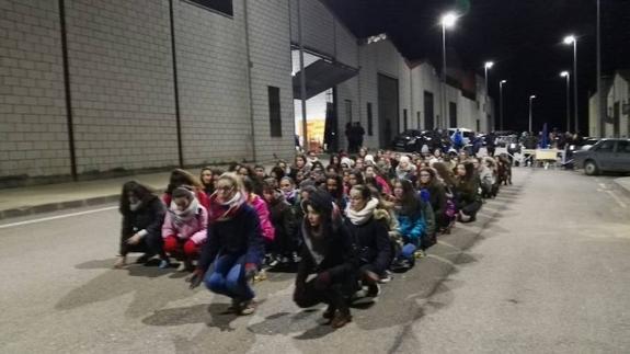 La comparsa 'Donde Vamos La Liamos', durante un ensayo en el polígono industrial de Ramapallas. 
