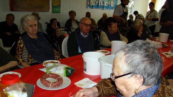 Los usuarios de la Residencia CASER participan en el taller sobre la matanza del programa 'Reminiscencia'. 