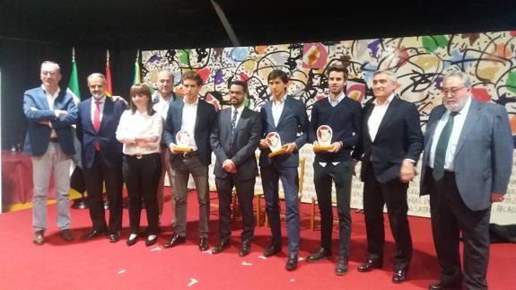 Foto de familia de los galardonados con los Premios de la Feria del Toro de Olivenza 2016. 
