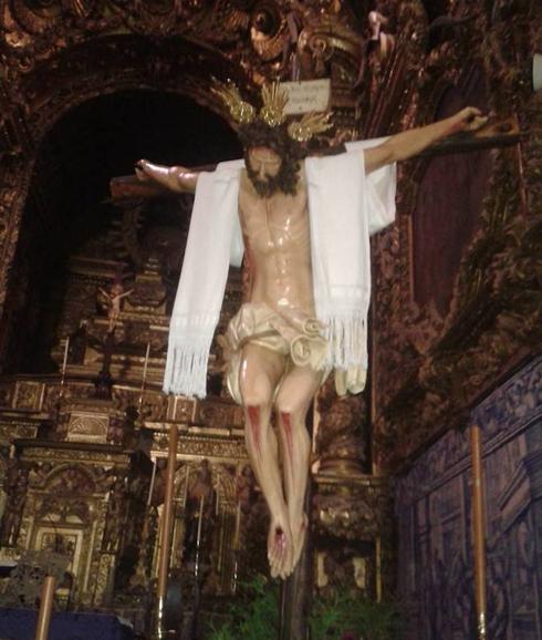 Imagen del Santísimo Cristo del Descendimiento, junto al altar mayor de la iglesia de Santa María Magdalena. 