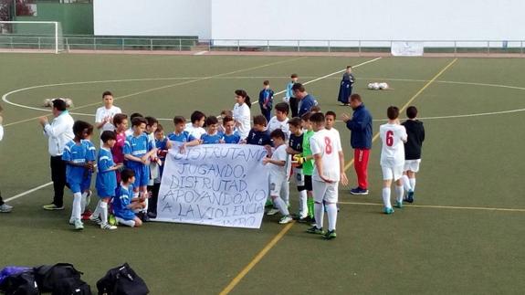 Momento en que los jugadores exhiben su pancharta reclamando apoyo al juego y no a la violencia. 