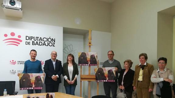 Autoridades municipales y eclesiásticas y representantes de las cofradías de Olivenza presentan el cartel y guía de la Semana Santa de Olivenza 2017. 