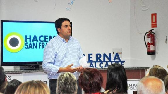 El ex alcalde, Bernardino Píriz, en un acto de campaña electoral. PP-OLIVENZA