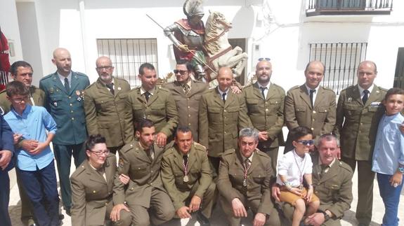 Grupo de portadores de la imagen de San Jorge, al finalizar la procesión. 