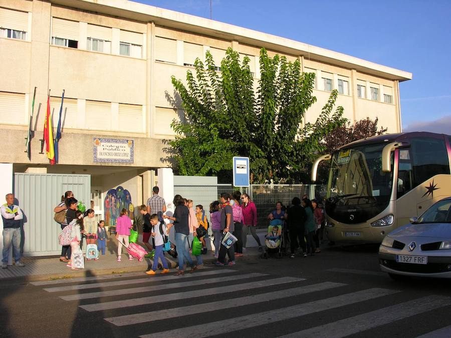 Entrada de alumnado al Colegio Público 'Francisco Ortiz' de Olivenza. HOY
