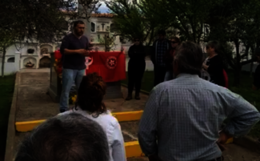 El portavoz de IU-Olivenza se dirige a los asistentes, durante el acto de homenaje a las víctimas republicanas de la Guerra Civil en Olivenza. CEDIDA