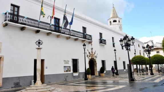 Plaza de la Constitución, con fachada del Ayuntamiento de Olivenza. 