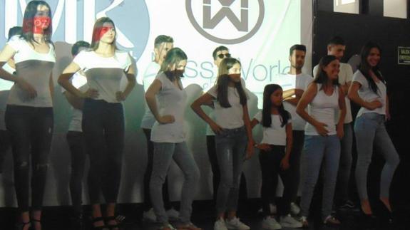 Momento del desfile de moda benéfico. 