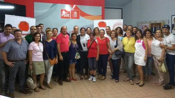 Militantes socialistas juno a Eva Mª Pérez, tras su acto en Olivenza. 