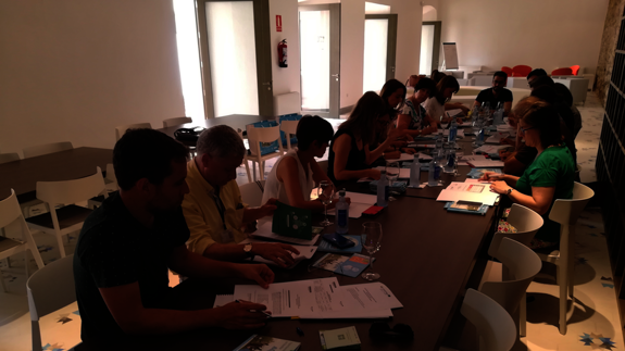 Reunión de agentes locales para abordar los fondos. 