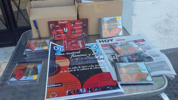 Cartel de la presentación del disco y algunos ejemplares, junto al último número del HOY-Olivenza. 