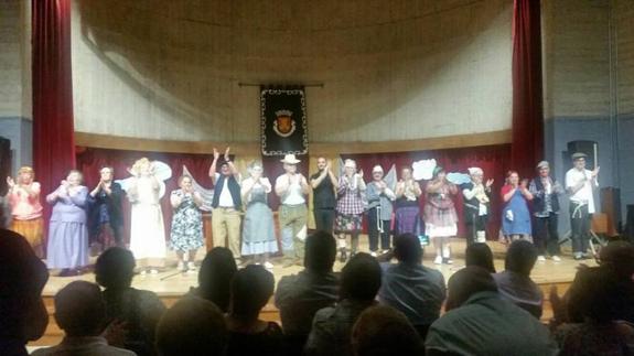 Representación de teatro del grupo del Hogar de Mayores. 