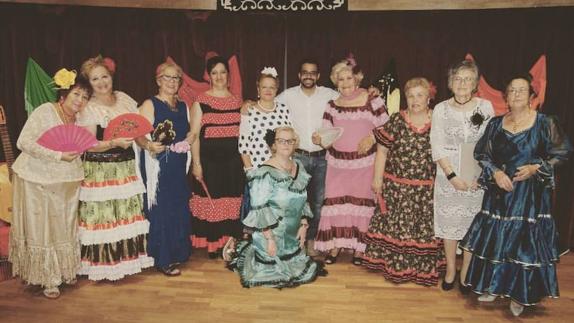 El alcalde, Manuel J. González Andrade, junto a componentes de 'Las Raparigas'. 