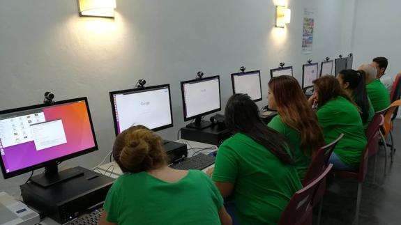 Alumnado de la Escuela Profesional, recibiendo formación en el aula de informática. 