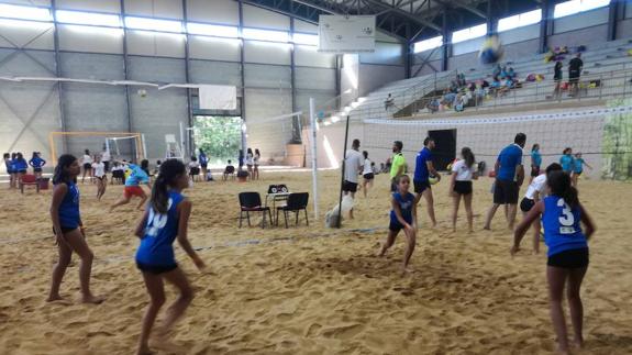 Las jugadoras oliventinas jugaron en las instalaciones municipales 'El Palenque' de La Albuera. 