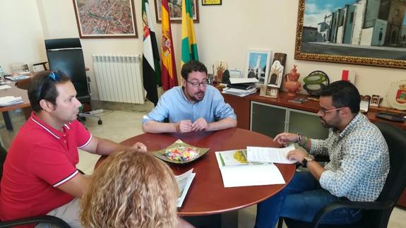 Firma del convenio en el Ayuntamiento de Olivenza. 