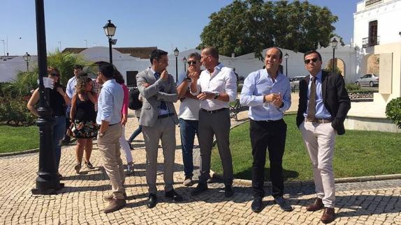 El presidente de la Diputación, junto al resto de autoridades, antes de visitar el antiguo cuartel de caballería. 