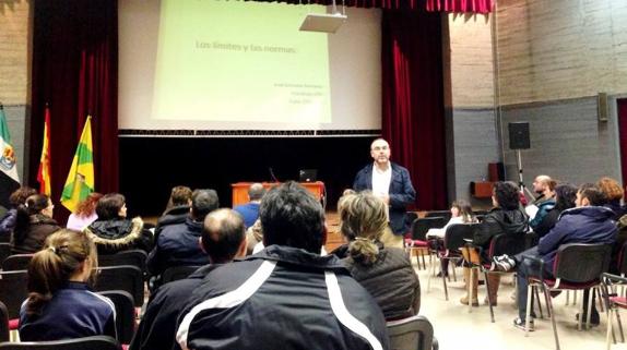 José Serrano, se dirige al público en una sesión de la Escuela de Padres y Madres. 
