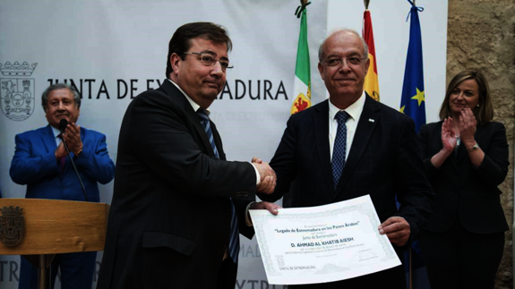 Fernández Vara entrega el diploma a Ahmad Al-Khatib. 