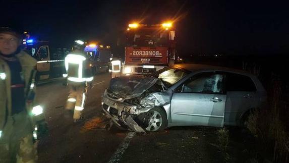 Los coches han quedado destrozados por el impacto. 
