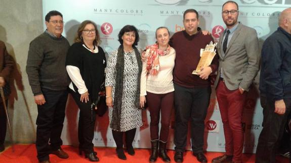 José Manuel Macías Castro, con el premio, junto a familiares y amigos. 