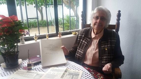 Fernanda Blasco, en su casa, con un ejemplar de la causa de canonización de san Juan Macías. 