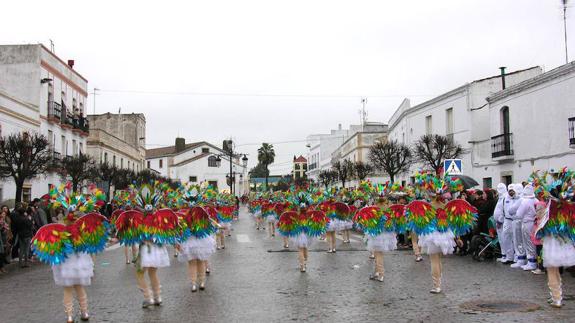 Comparsa del Carnaval de Olivenza durante un desfile. 