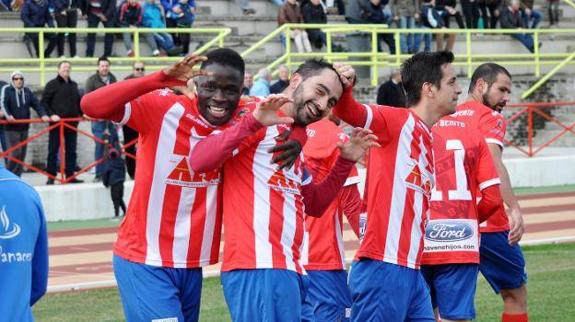 Gonzalo y Diop celebran el gol de la victoria. E.D.