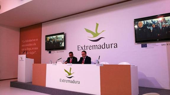 El alcalde de Olivenza y el director general de Turismo, en la presentación del vídeo de la Semana Santa. 