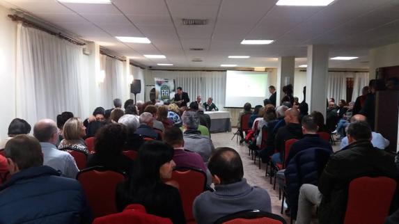 Los más de cien oliventinos asistieron al acto de entrega de la documentacón. 