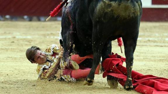 Imagen del momento en el que el toro Lancero embiste a El Juli en Bogotá el pasado 19 de febrero. HOY