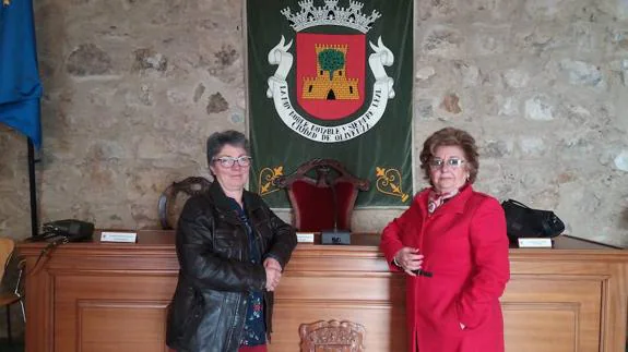 Mª Concepción Rodríguez y Purificación Gil, en el salón de plenos del ayuntamiento, 35 años después. 