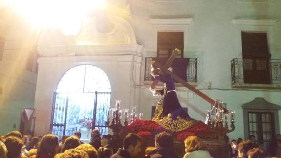 El Patrón de Olivenza, frente a uno de los pasos en la procesión del Domingo de Pasión 2018. 