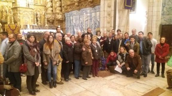 Miembros de la Cofradía del Descendimiento, junto a la nueva imagen de San Juan Evangelista. 